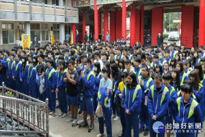 北門高中學生至孔廟祈福。