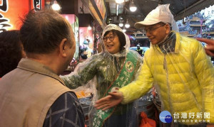 「台灣水牛伯」前行政院長游錫堃陪同立委候選人蘇治芬掃街拜票，並在縣議員蔡岳儒等人陪同下，前往朝天宮參拜媽祖，祈求國泰民安。
