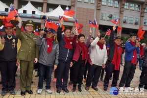 林明溱縣長等參加元旦升旗。（縣府提供）