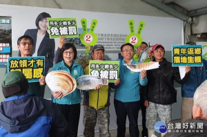 立委候選人蘇治芬於口湖爭取漁業署經費高達7億，推動國有地承租取得合法使用權，讓漁民不再背負「占用」汙名，創造養殖漁業永續發展，讓青年對家鄉更有歸屬感。