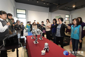 成功高中AIoT智慧聯網中心啟用，縣長王惠美、溪湖鎮長黃瑞珠等人體驗與機械人的對話。圖／記者鄧富珍攝