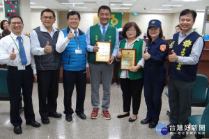 佳里分局長斯儀仙頒發感謝狀，副分局長李銘吉、偵察隊長尤開欽在場見証。
