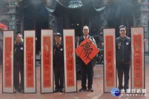 義賣對聯，總幹事侯賢遜與3位認購人合影。
