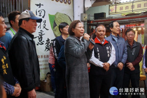 南投市長宋懷琳向市民及市場攤商店家賀年。（記者扶小萍攝）