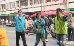 行政院副院長陳其邁陪同立委蘇治芬於虎尾菜市場徒步拜票，民眾加油及凍蒜聲不斷，大聲喊出「我雲林我驕傲」。