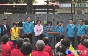 總統蔡英文第8度來到雲林為立委蘇治芬助選，於土庫鎮拜票時，加油聲、凍蒜聲不絕於耳，滿滿感受到鄉親熱情的支持。