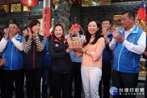 國民黨總統候選人韓國瑜妻子李佳芬5日午後現身草屯，為黨籍立委候選人馬文君站台拜票，帶來雲林特產番薯送給馬文君，期望馬文君像「番薯精神」一樣，充滿強韌與生命力，在選戰中贏得勝利。（圖/馬文君立委選舉競選總部）