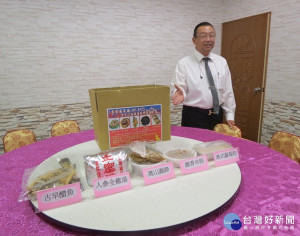 魏育源董事長說，每份年菜打包後將於元月21日由各鎮公所發送到各弱勢家戶。〈記者吳素珍攝〉