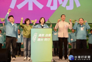 立委候選人蘇治芬「勇敢自信、護台同行」造勢晚會，總統蔡英文等到場站台，翌日還一起進行車隊掃街，呼籲為台灣為民主一定要投給蔡英文、蘇治芬，台灣要贏、雲林先贏。
