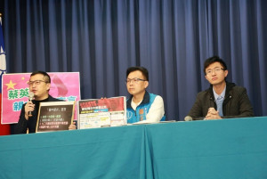 針對民進黨新竹市黨部日前製作文宣批評新竹市立法委員候選人鄭正鈐、台北市議員羅智強、侯漢廷「傾中舔共」，被指涉的人今（8）日在國民黨中央黨部召開「蔡英文親中舔共宣言」記者會，痛批民進黨根本就是指著別人罵自己，並要民進黨別忘了「中國台灣」鄭宏輝。（圖／國民黨中央黨部）