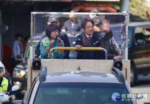 民進黨副總統候選人賴清德陪同雲林海線立委候選人蘇治芬在麥寮掃街並前往拱範宮參拜，受到鄉親熱烈歡迎，亦呼籲政黨票投14號，雲林可以再多一席立委許忠富。