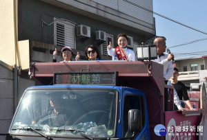 嘉義市長黃敏惠陪同張嘉郡進行元長鄉車隊拜票，並稱讚張嘉郡沒有驕氣，只有謙虛、認真、打拚及熱情，呼籲雲林鄉親力挺進入國會，為地方爭取建設與福利。