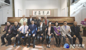 人間國寶李秉圭雕刻展。