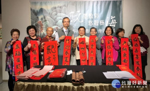 尹彙武館長與展出作者合照。