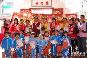 開化寺舉辦的迎春現場揮毫送香聯活動小朋友也來共襄盛舉充滿喜氣。