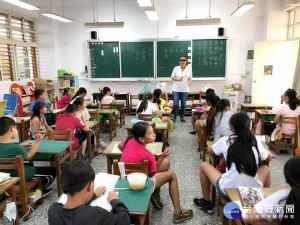 張謹汶擅長以故事帶入各種主題，鼓勵學童提早思考、建立為社會做出正面貢獻的思維。