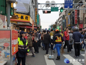 年貨大街熱鬧開跑　北市警動員加強疏導