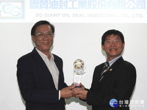 林明溱縣長讚嵩贊油封獲獎實至名歸。（ 縣府提供）