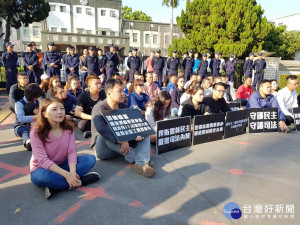 圖說：民眾到雲林地檢署抗議司法不公，押人取供？
