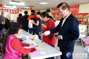 縣長林明溱到戶籍所在地集集鎮八張里活動中心投票。