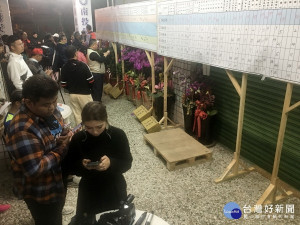 支持者聚集在許淑華競選總部觀看開票。（記者扶小萍攝）