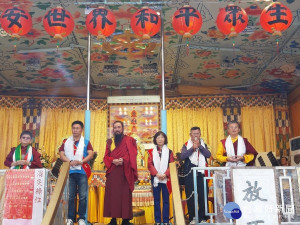 第69站駐錫新竹湖口三元宮前廣場，祈請 南無第三世多杰羌佛 南無本師釋迦牟尼佛為國泰民安祈福、為世界和平祈福、為一切眾生祈福。