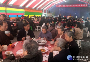 200餘弱勢民眾來圍爐提前過年。（記者扶小萍攝）