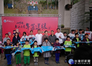 善心企業家黃太太(後排左6)捐贈弱勢學生禦寒外套。(記者吳素珍攝)