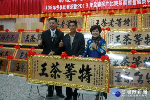 陳瑞慶處長李麗芳理事長頒獎予特等獎得主李志展。（記者扶小萍攝）