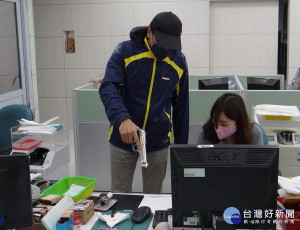 北港警分局為讓民眾平安過好年，針對轄內金融機構強化聯繫及演練防制搶劫機制，歹徒持械搶劫得手逃逸，快速打擊警力迅速圍捕制伏，展現機動警力。