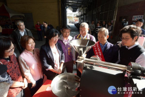 彰化市各界慶祝109年農民節暨模範農民表揚大會中，縣長王惠美、還有立法委員黃秀芳、彰化縣議員李寶銀、彰化市長林世賢、農糧署中區分署副分署長姚士源、彰化縣公益頻道基金會董事長黃君韜等人參觀磨哪啡豆。
