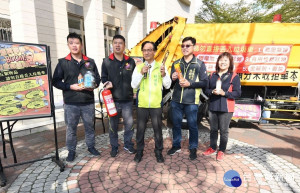 林市長展示5類禁止直接丟入垃圾袋的物品。