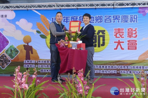 魚池鄉農會提前歡慶農民節，表彰大會上農民(右)呈現108年度農業生產成果-紅茶、香菇、蘭花草等3寶及1咖(咖啡)產品。(記者吳素珍攝)