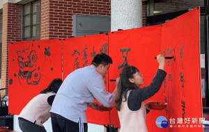 四位在地大學生現場進行鼠年吉祥佳句揮毫作為開筆，為集集鎮新的一年增添好采頭。