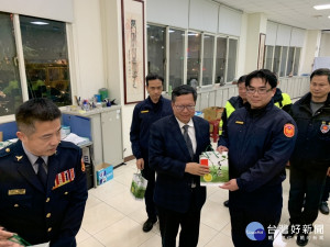 鄭文燦市長頒發茶葉禮盒予龍潭分局同仁。

