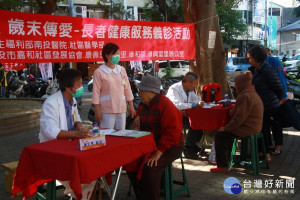南投醫院舉辦歲末傳愛義診。（記者扶小萍攝）