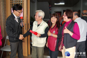 林世賢市長在延平里辦公處恭喜長者領到6千元的過年大紅包。