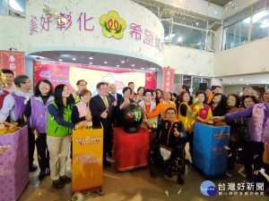 彰化縣長王惠美與慈善團體代表共同啟動春節慰問儀式。圖／記者鄧富珍攝