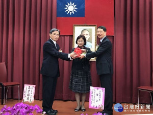 雲林郵局舉行卸新局長交接典禮，新任局長吳順吉自卸任局長吳志亮手中接下印信，亦宣示持續深耕在地，真正做到「在地人的好厝邊，出外人的好朋友」。