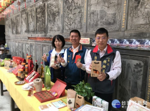 慶安宮與西港區公所、西港農會聯合舉「寫春聯逛市集迎好年」活動。