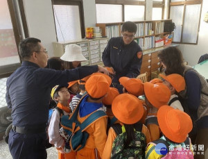 國小學童參訪水林分駐所，所長陳智偉及員警們貼心接待，並設計犯罪預防及交通、婦幼安全等宣導，讓首次接觸人民保母相關事物的孩童，留下深刻的印象。