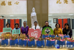 北港媽祖醫院院長吳錫金與醫護及志工們慷慨解囊舉辦寒冬送暖活動，募資購買民生用品捐贈弱勢鄉親，並邀書法名家揮毫寫春聯送給民眾，增添過年喜氣。