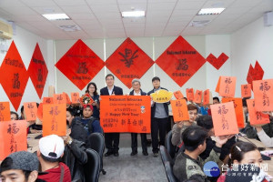 精心打造金鼠迎春「薪」環境，徵才現場名家揮毫贈春聯 ，結合移民署宣傳移工權益。圖／彰化就業中心提供。  