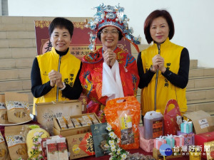 彰化年貨大街開張，縣長王惠美將扮財神發紅包，恭喜發大財。圖／記者鄧富珍攝