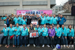 立法委員趙正宇運用選票補助款購入1000床愛心棉被，透過里長們轉送給需要的弱勢家庭。
