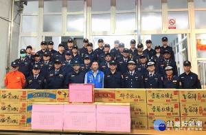 加強重要節日安全維護工作展開，縣府機要秘書陳志揚前往北港警分局等慰問，並致贈慰問金，慰勉堅守崗位的警民力。