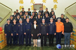縣長張麗善率同警察局長顏旺盛等，慰問參與加強重要節日安全維護工作之員警及協勤民力辛勞。