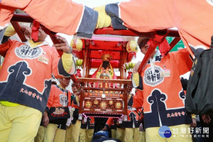 信眾「稜轎跤」祈求保佑平安順利。
