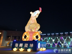 南投燈會彩燈金花‧旋轉錢坤主燈今晚試點燈。（記者扶小萍攝）