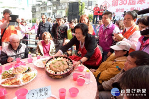 第30屆寒士吃飽30尾牙，縣長王惠美親自為寒士們上菜。